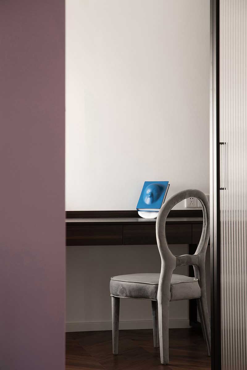 搭配造型個性、有質(zhì)感的軟裝，勾勒出一派舒適優(yōu)雅的氣質(zhì)，仿佛只要進入空間，便能屏蔽喧囂，安心享受居家時光。