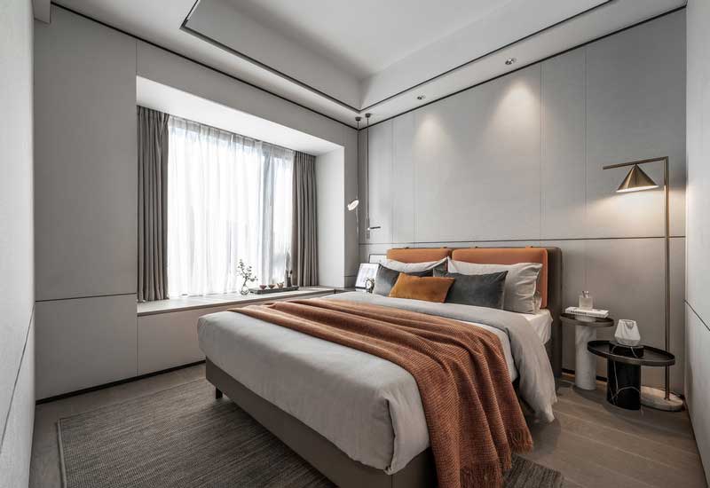 臥室的柔和色調(diào)倍感愜意、舒適簡(jiǎn)約 前景墻的高級(jí)灰搭配溫潤(rùn)素雅的地板, 融合軟裝中高級(jí)的色彩搭配精致點(diǎn)綴 干凈沉穩(wěn)的造型、細(xì)節(jié)完美的體現(xiàn), 將新中式的調(diào)性發(fā)揮的恰到好處 臥室的柔和色調(diào)倍感愜意、舒適簡(jiǎn)約 前景墻的高級(jí)灰搭配溫潤(rùn)素雅的地板, 融合軟裝中高級(jí)的色彩搭配精致點(diǎn)綴 干凈沉穩(wěn)的造型、細(xì)節(jié)完美的體現(xiàn), 將新中式的調(diào)性發(fā)揮的恰到好處