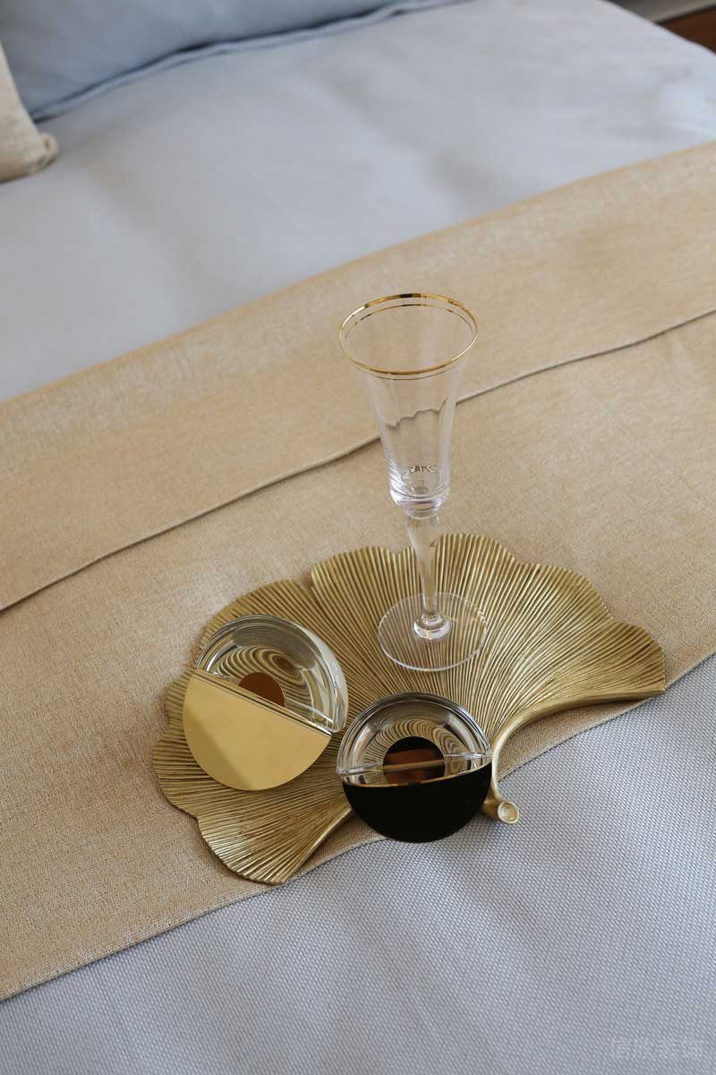 深圳羅湖區(qū)現(xiàn)代輕奢風(fēng)200平方家庭住房裝修藝術(shù)飾品