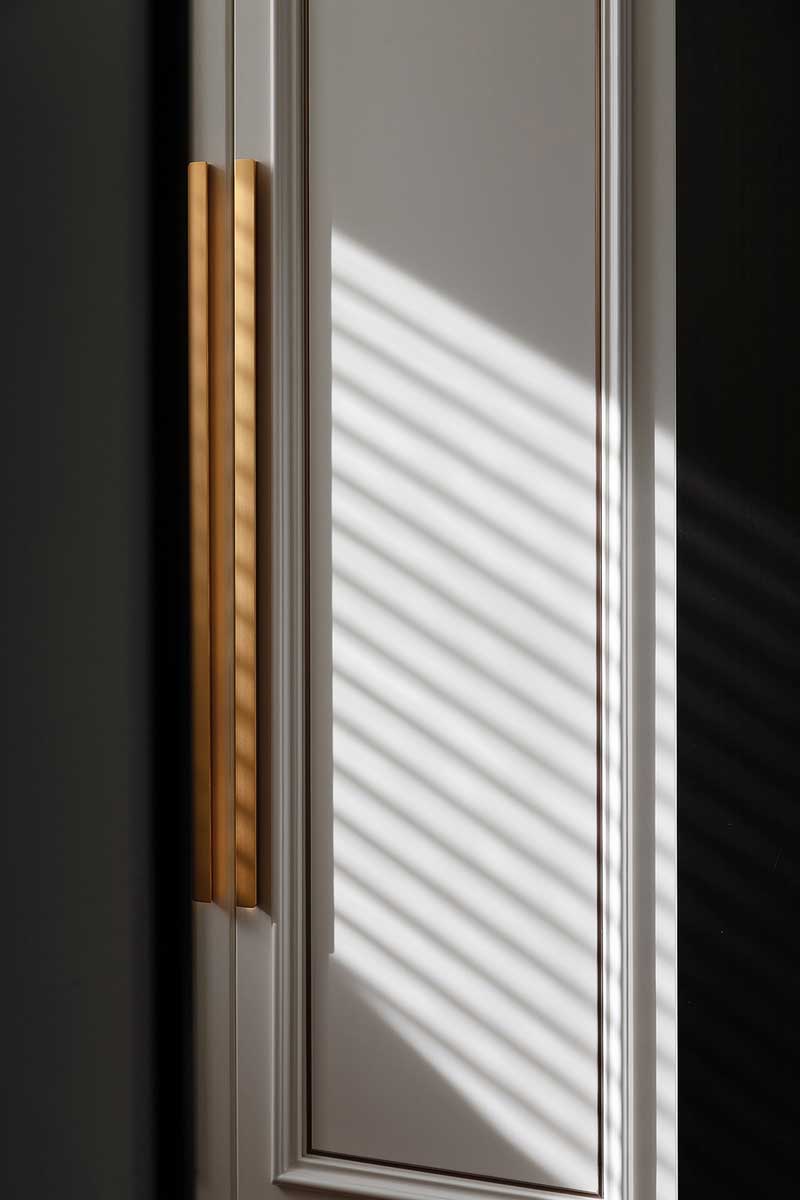 兩側(cè)是到頂?shù)氖占{柜，柜門線槽與拉手均為同色同材質(zhì)，細節(jié)的聯(lián)動讓空間充滿驚喜。