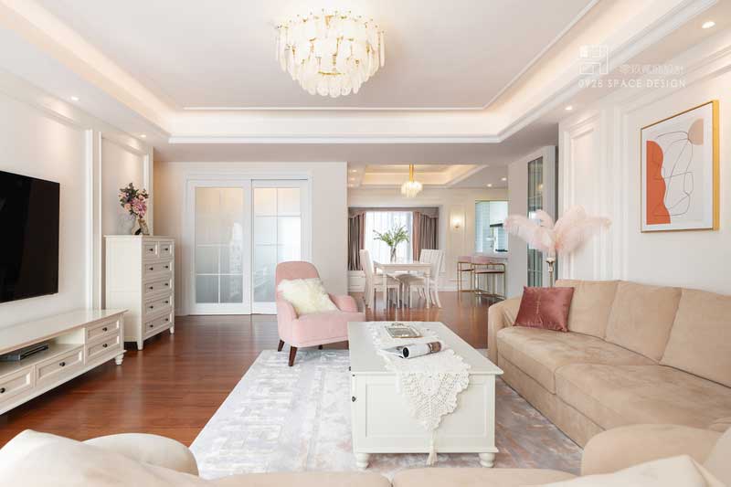 從客廳看向餐廳,游戲房房間門(mén)做推拉門(mén)處理,平時(shí)開(kāi)啟可以增加家庭的互動(dòng)感,外公外婆在看電視時(shí)也可以看到小兄弟兩在游戲房的情況,同時(shí)也可以增加空間的通透性。 從客廳看向餐廳,游戲房房間門(mén)做推拉門(mén)處理,平時(shí)開(kāi)啟可以增加家庭的互動(dòng)感,外公外婆在看電視時(shí)也可以看到小兄弟兩在游戲房的情況,同時(shí)也可以增加空間的通透性。