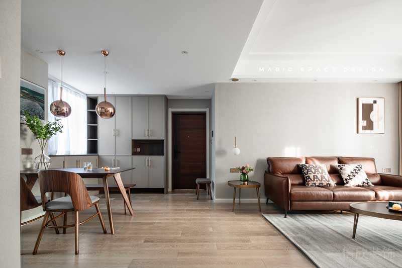 整個房屋都以現代簡約風格基調，在現代舒適的空間下以低飽和度的色彩布置。設計的重點在于打造舒適宜人的內部居家，優化各功能區之間合理的交通流線。 玄關入口，是一排白色簡約收納柜，底部采用不落地設計，構成了入戶的第一印象，簡潔開闊。