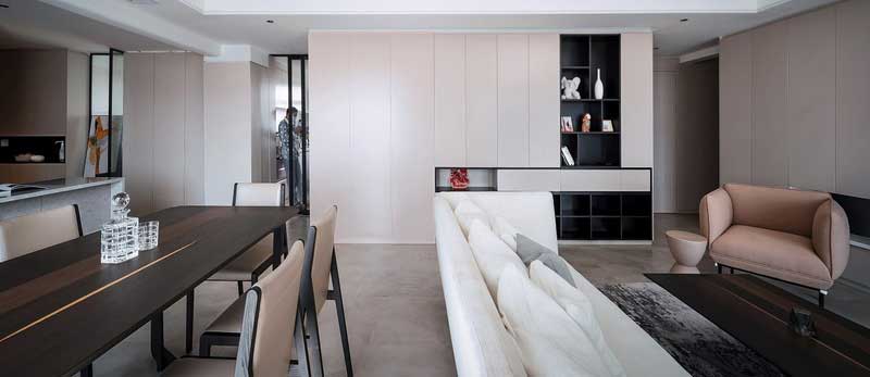 一整面墻的收納柜滿足了業主的日常所需 孩子的玩具零食 珍藏的小擺件都有了安放之處 一整面墻的收納柜滿足了業主的日常所需 孩子的玩具零食 珍藏的小擺件都有了安放之處