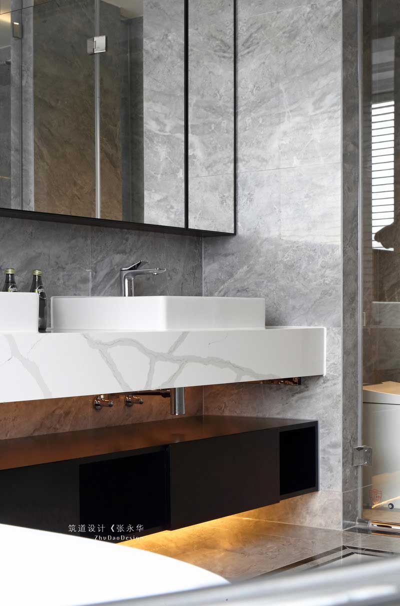 衛生間設計淋浴區與馬桶區及獨立浴缸，陳設用品配備齊全，全面提升優化了生活品質！