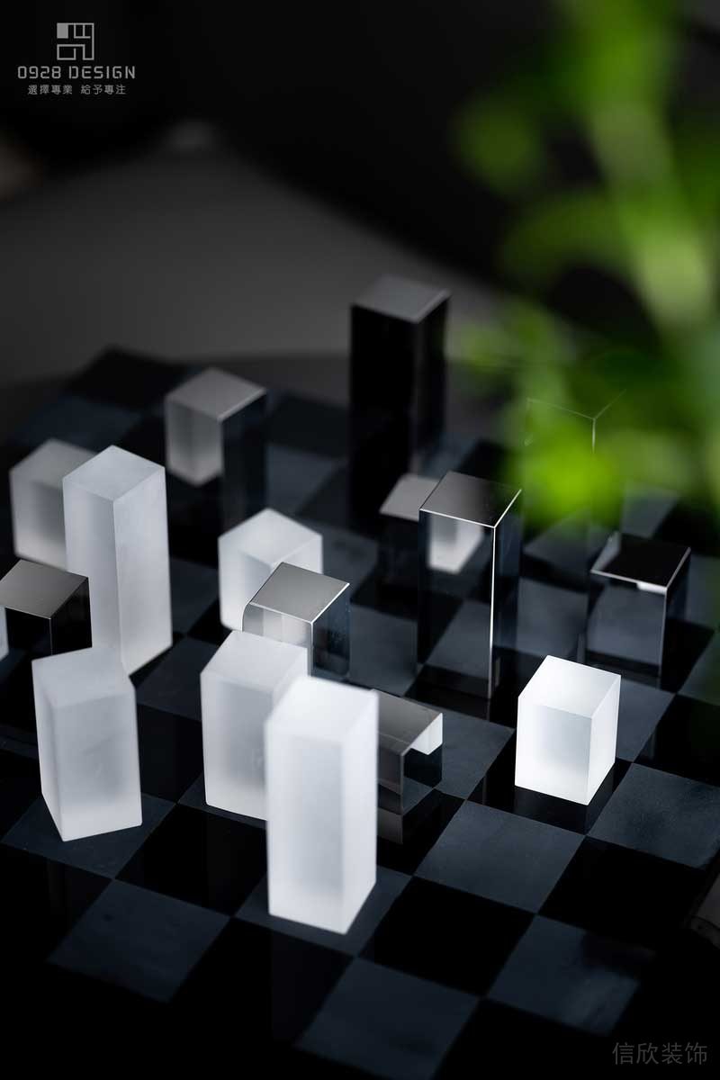 客廳茶幾上的棋盤擺件,玻璃與不銹鋼完美結合。 客廳茶幾上的棋盤擺件,玻璃與不銹鋼完美結合。