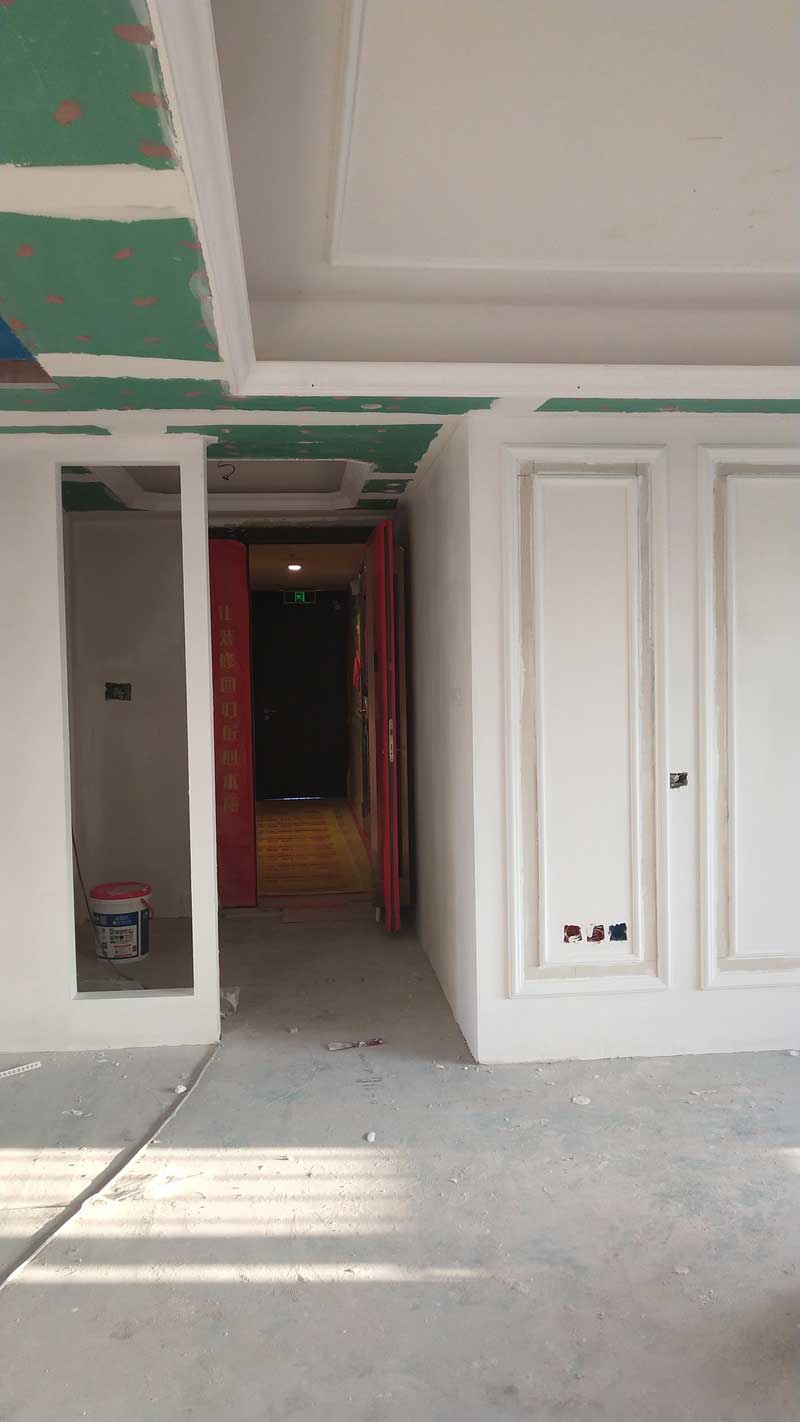 施工現(xiàn)場(chǎng)照片:為了保證隔斷與西廚墻面的銜接,選擇用木工做出框架的形式來(lái)做,雖然工藝略復(fù)雜,但最終效果會(huì)更加精致。 施工現(xiàn)場(chǎng)照片:為了保證隔斷與西廚墻面的銜接,選擇用木工做出框架的形式來(lái)做,雖然工藝略復(fù)雜,但最終效果會(huì)更加精致。