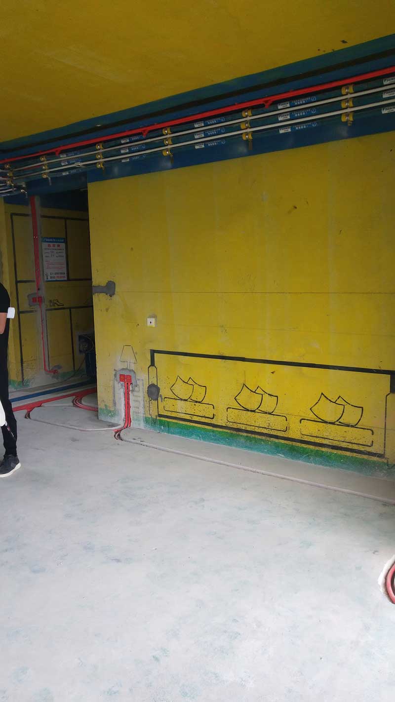 施工現(xiàn)場(chǎng)照片:水電完工照片,墻面進(jìn)行施工圖1:1放樣,避免插座等設(shè)備的位置不對(duì)的問(wèn)題。這個(gè)施工形式還是非常棒的,目前公司所有設(shè)計(jì)項(xiàng)目都會(huì)要求施工方進(jìn)行現(xiàn)場(chǎng)放樣以后進(jìn)行施工,保證業(yè)主在現(xiàn)場(chǎng)就能看明白設(shè)備和造型已經(jīng)家具的尺度。 施工現(xiàn)場(chǎng)照片:水電完工照片,墻面進(jìn)行施工圖1:1放樣,避免插座等設(shè)備的位置不對(duì)的問(wèn)題。這個(gè)施工形式還是非常棒的,目前公司所有設(shè)計(jì)項(xiàng)目都會(huì)要求施工方進(jìn)行現(xiàn)場(chǎng)放樣以后進(jìn)行施工,保證業(yè)主在現(xiàn)場(chǎng)就能看明白設(shè)備和造型已經(jīng)家具的尺度。