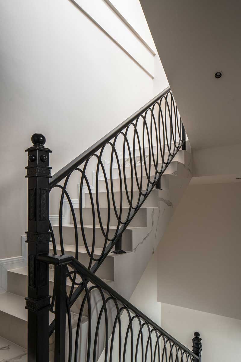 挑高的客廳空間不僅滿足會客需求與私人享受的同時(shí)盡顯屋主的溫柔與優(yōu)雅