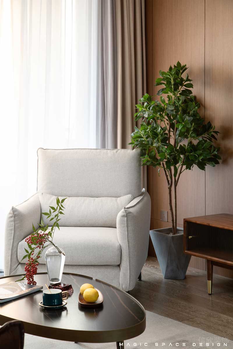 相對(duì)充裕的空間和點(diǎn)綴式的顏色綠植搭配，雅致靜謐，營(yíng)造出最適宜的整體氛圍，些許金屬材質(zhì)的融合，呈現(xiàn)出一種秩序之美。