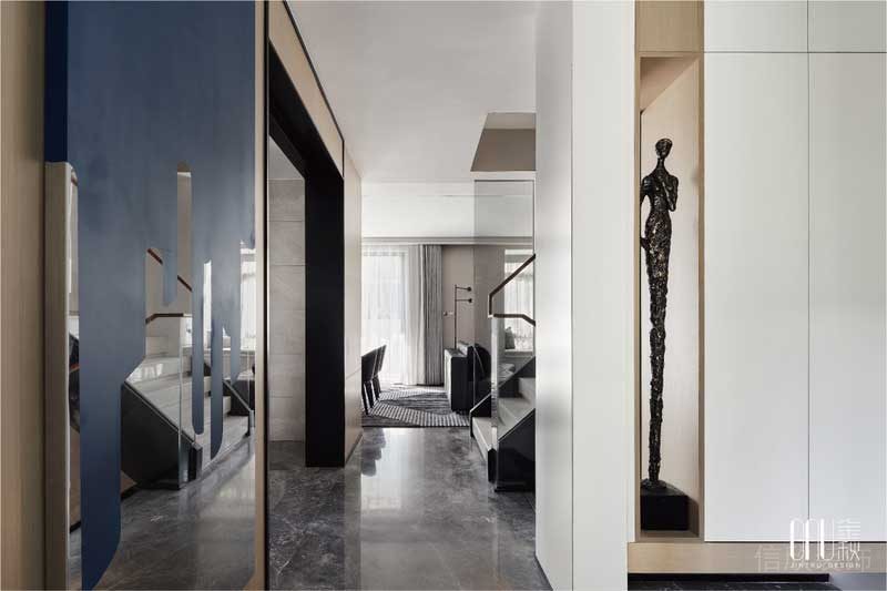 極致純粹的細節(jié)，簡約大氣的線條構建，唯美而寧靜的神態(tài)為空間成就了一道莊嚴的天際線，神秘而優(yōu)雅的銅制藝術品散發(fā)著探尋生命的力量，人性自醒，讓宇宙擁有無限可能。 