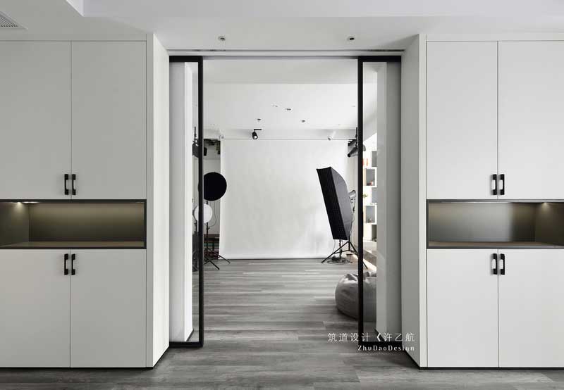 臥室看向攝影區視角。整體空間互通,使用雙開門的推拉門。 臥室看向攝影區視角。整體空間互通,使用雙開門的推拉門。