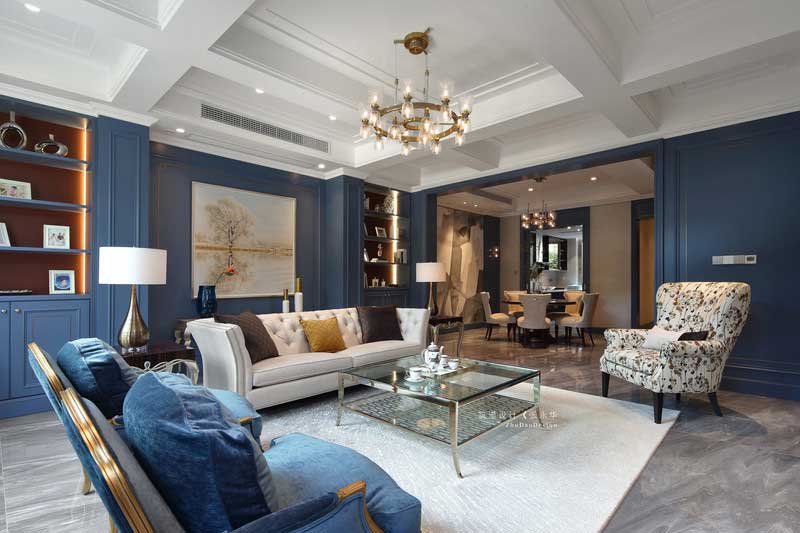 軟裝上搭配金屬細腳茶幾、簡單精致的電視柜,再以獨居風情的墻面裝飾畫為點綴,營造輕奢、優雅的居室氛圍。