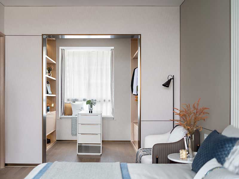 時尚精致的主臥衣帽間和島臺柜設計,是彰顯品質生活的重要元素,在充分滿足衣物箱包的收納需求的同時,各類配飾小物件也能整齊歸檔。把挑選好的衣服、配飾放在島臺柜上搭配,可極大程度地節省穿搭動線的繁復。 時尚精致的主臥衣帽間和島臺柜設計,是彰顯品質生活的重要元素,在充分滿足衣物箱包的收納需求的同時,各類配飾小物件也能整齊歸檔。把挑選好的衣服、配飾放在島臺柜上搭配,可極大程度地節省穿搭動線的繁復。