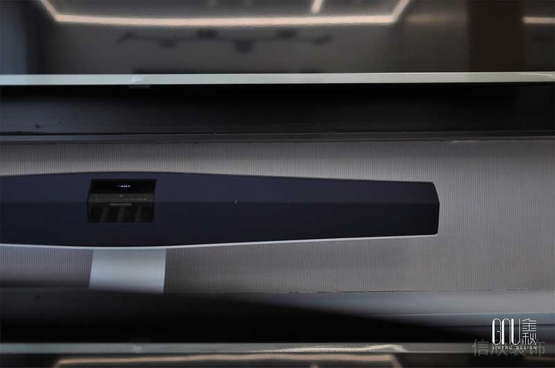 不是所有的美都是要濃墨重彩，美可以低調內斂，淡泊寧靜，如謙謙君子，低調謙和激發出無限的遐想，海洋城市的語匯與藝術家滕飛的《泳池水面》不謀而合，空間大量留白與浪打風吹的水景呼應著，協奏著自由而有生命力的交響樂。