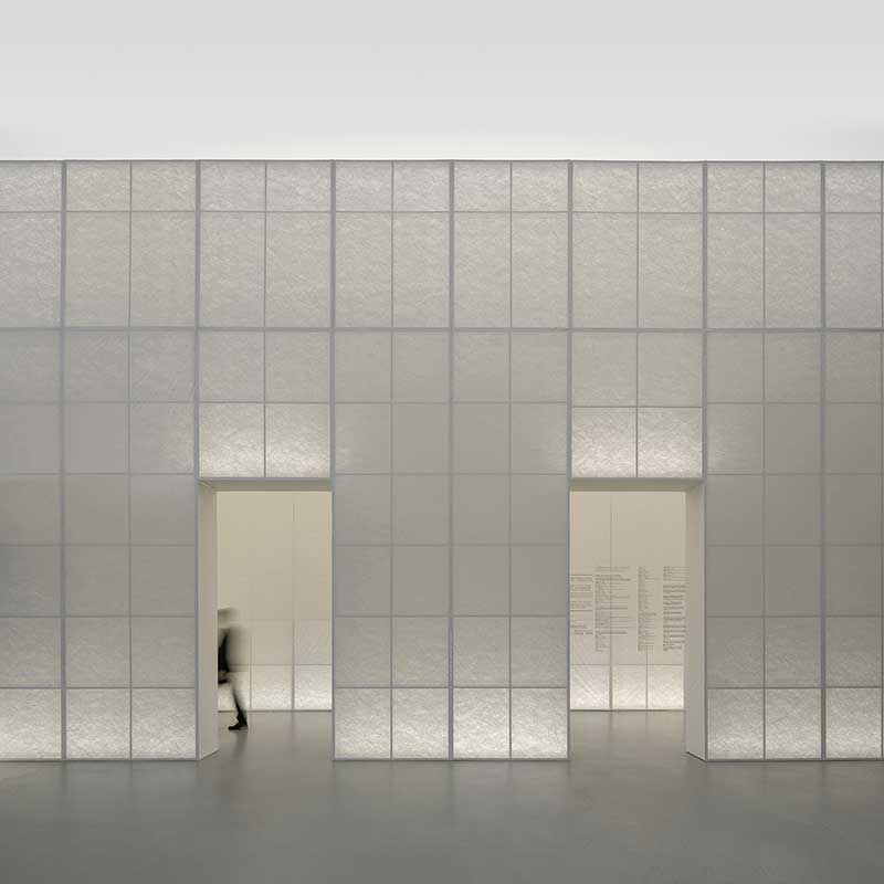 深圳南山區(qū)服裝展廳裝修設(shè)計墻面