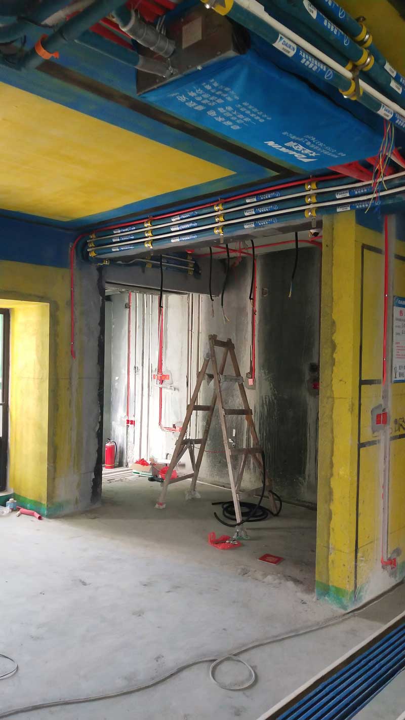 施工現(xiàn)場(chǎng)照片:水電過(guò)程中拍攝,墻弱電分色。廚房設(shè)備很多,水電位由櫥柜定制提供 施工現(xiàn)場(chǎng)照片:水電過(guò)程中拍攝,墻弱電分色。廚房設(shè)備很多,水電位由櫥柜定制提供