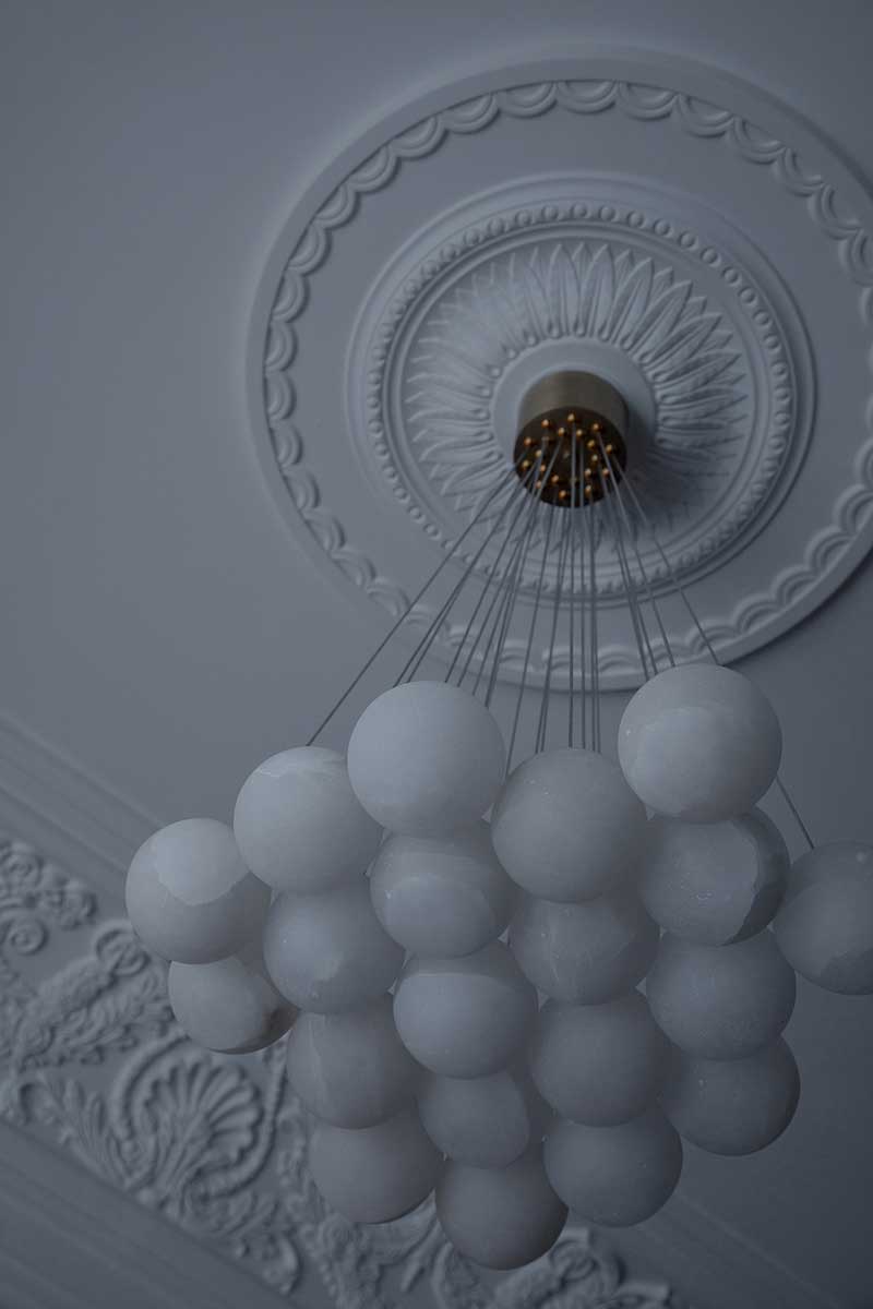 天花細膩精致的法式雕花，宛如置身華貴的宮廷之中，細節(jié)之處盡顯美感和用心。