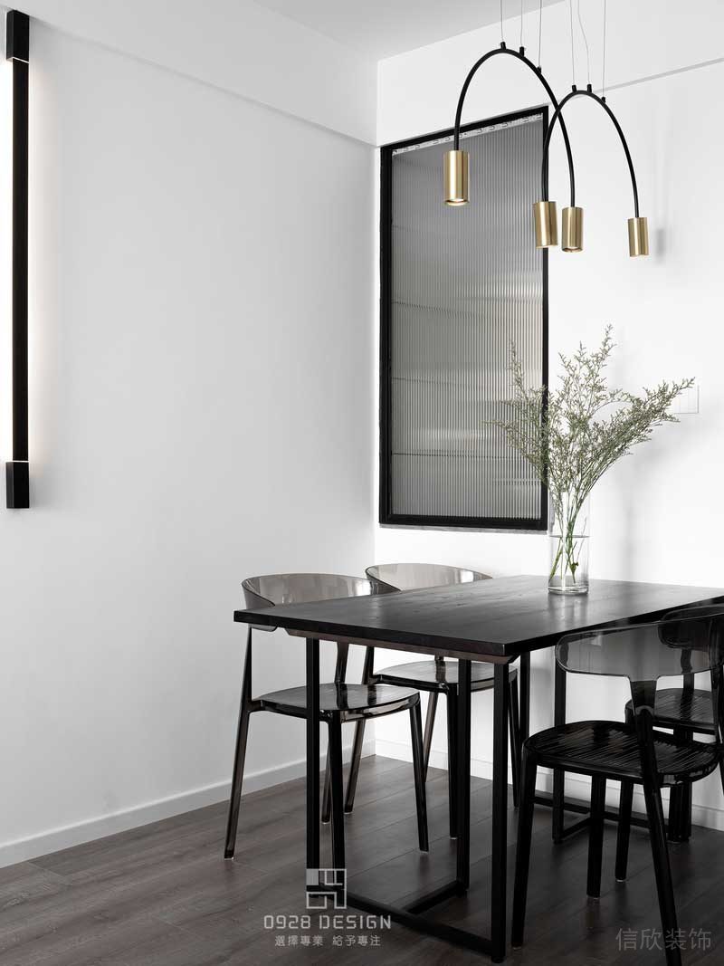 餐桌由黑色實木和黑色鐵藝結合,餐椅為黑色亞克力一體成型,黑色沉穩,白色雅致。搭配起來給人一種干練的感覺。 餐桌由黑色實木和黑色鐵藝結合,餐椅為黑色亞克力一體成型,黑色沉穩,白色雅致。搭配起來給人一種干練的感覺。