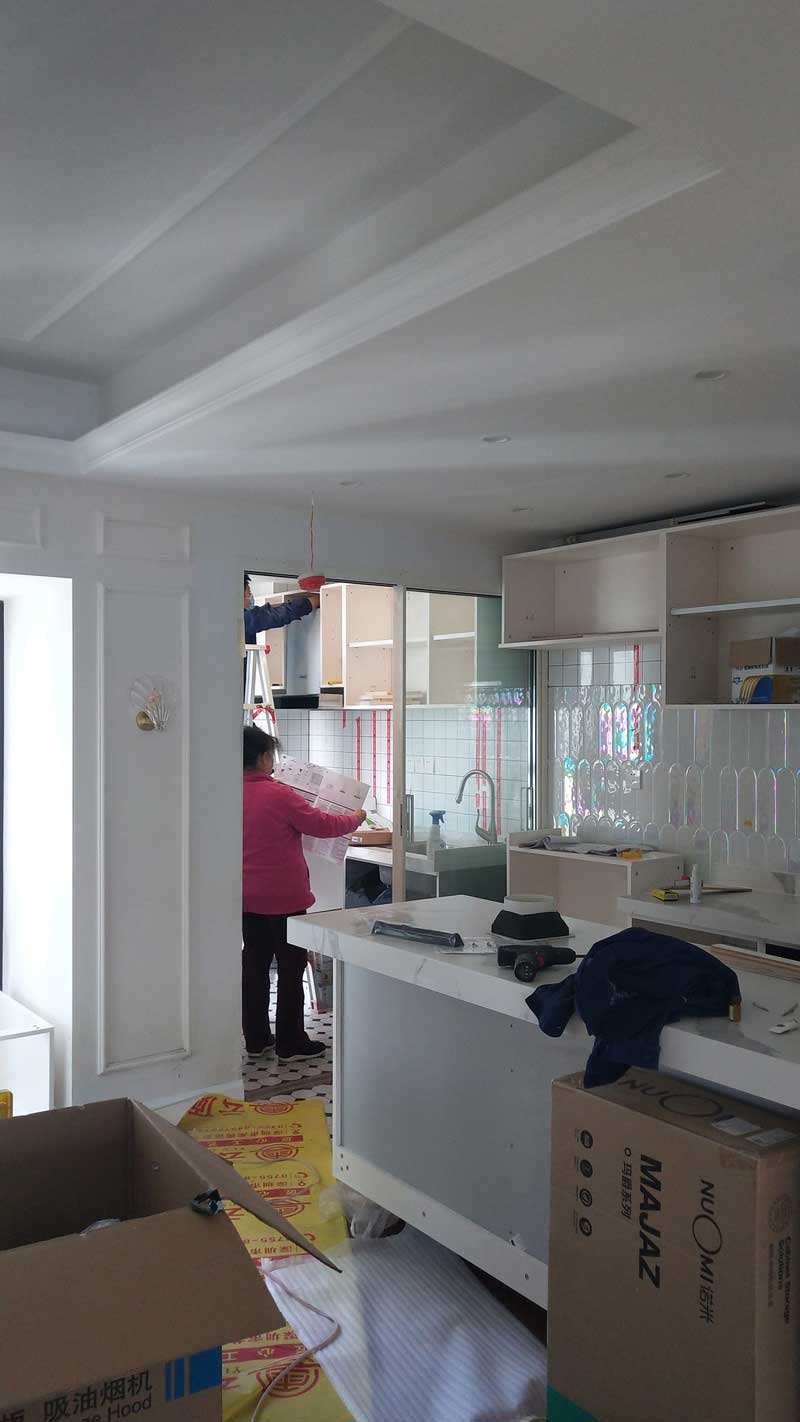 施工過(guò)程:櫥柜正在安裝中,超級(jí)真實(shí)的混亂現(xiàn)場(chǎng),貼好磚以后為了安裝櫥柜方便,需在瓷磚表面用膠帶進(jìn)行標(biāo)識(shí),以免打爆水管和電線(xiàn)。 施工過(guò)程:櫥柜正在安裝中,超級(jí)真實(shí)的混亂現(xiàn)場(chǎng),貼好磚以后為了安裝櫥柜方便,需在瓷磚表面用膠帶進(jìn)行標(biāo)識(shí),以免打爆水管和電線(xiàn)。