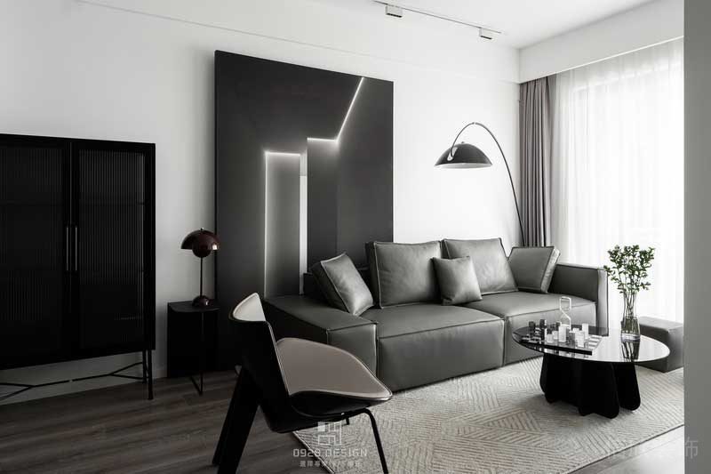 儲物柜為成品鐵藝加長虹玻璃柜,玻璃總是能給人帶來一種精致的感覺。考慮到未來家里有小孩會喜歡光腳到處跑,所以全屋鋪了木地板。 儲物柜為成品鐵藝加長虹玻璃柜,玻璃總是能給人帶來一種精致的感覺。考慮到未來家里有小孩會喜歡光腳到處跑,所以全屋鋪了木地板。