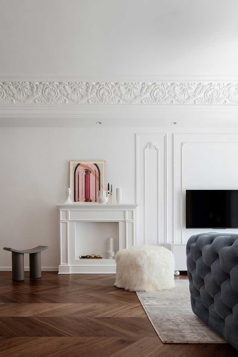 以烤漆壁爐的形式取代傳統(tǒng)邊柜，造型上與背景墻線條元素相呼應，更具視覺延伸感，為生活增添了儀式感。