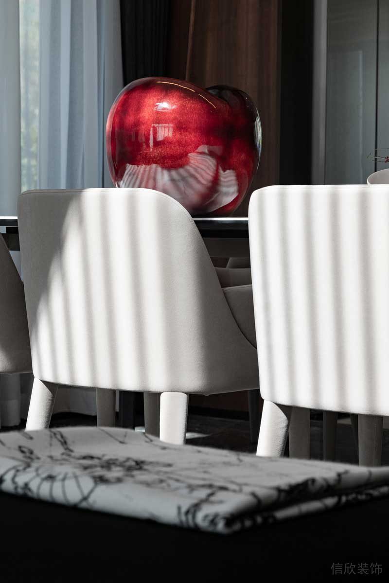 深圳南山區現代輕奢住宅新房裝修餐桌藝術陳設 深圳南山區現代輕奢住宅新房裝修餐桌藝術陳設