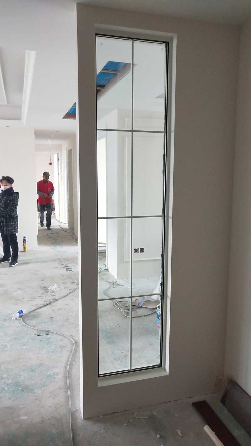 施工現(xiàn)場(chǎng):做好框架,定制的屏風(fēng)到了,安裝完畢,和整體毫無(wú)違和感。 施工現(xiàn)場(chǎng):做好框架,定制的屏風(fēng)到了,安裝完畢,和整體毫無(wú)違和感。