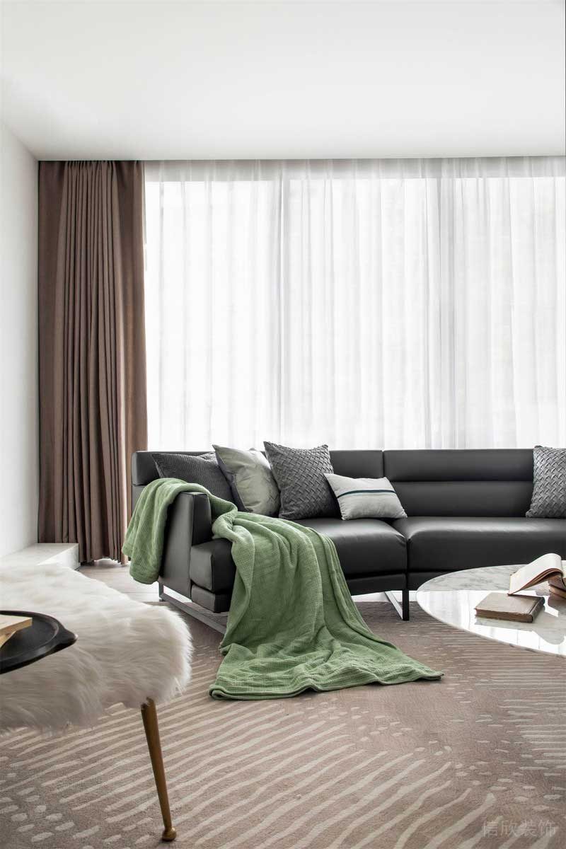 深圳羅湖區(qū)溫馨的簡約風(fēng)家居裝修空間客廳黑色沙發(fā) 深圳羅湖區(qū)溫馨的簡約風(fēng)家居裝修空間客廳黑色沙發(fā)