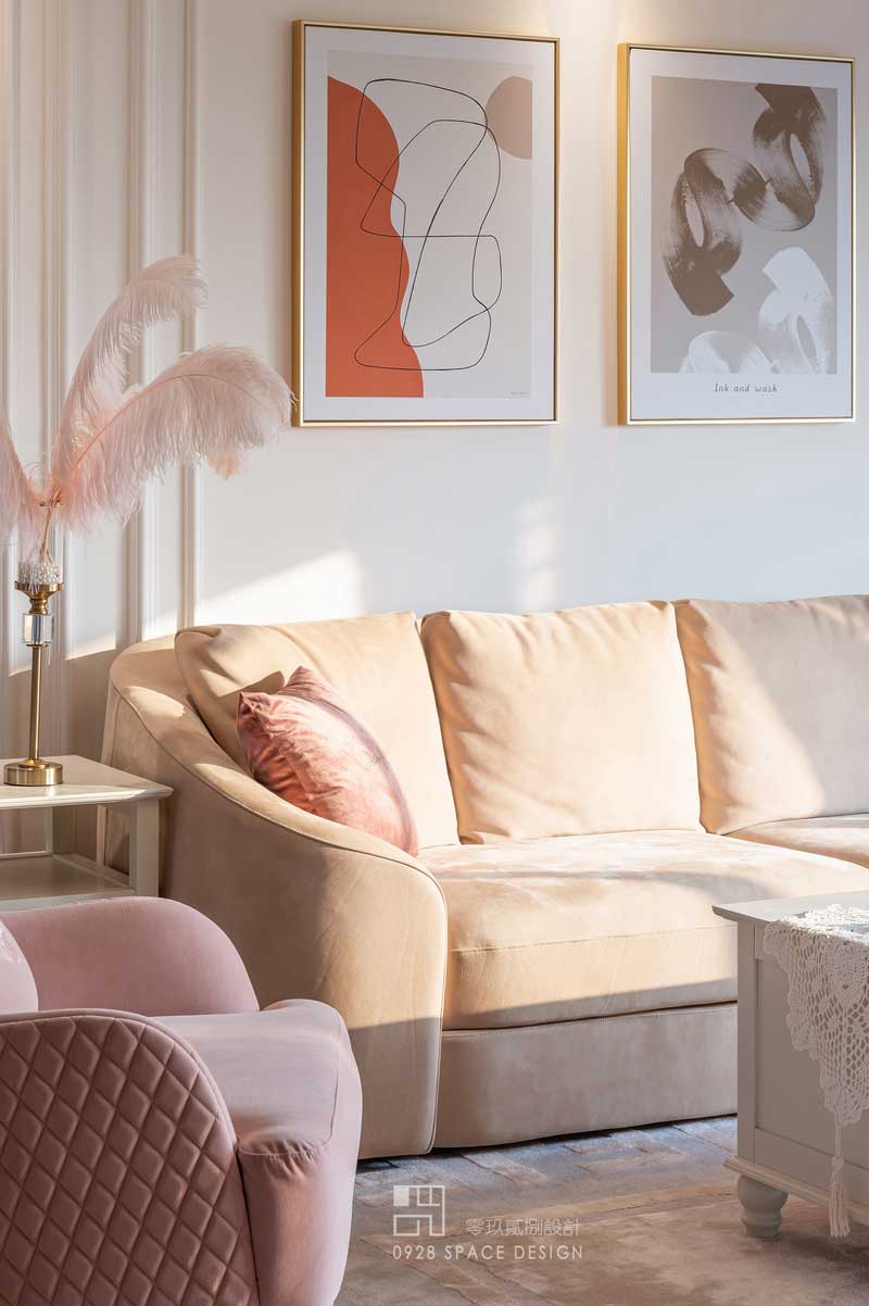 本帖最后由 0928設(shè)計(jì) 于 2021-4-30 14:37 編輯 房屋信息 戶(hù)型 四室 使用面積 180平米 房屋位置 廣東 深圳 裝修花費(fèi) 100萬(wàn)元 說(shuō)在前面 正好在工地進(jìn)行勘測(cè)的時(shí)候接到業(yè)主Y小姐的電話(huà),因手上事情倉(cāng)促便簡(jiǎn)單的進(jìn)行了溝通,當(dāng)時(shí)設(shè)計(jì)師還在為沒(méi)能好好的給業(yè)主進(jìn)行解說(shuō)而耿耿于懷,Y小姐非常禮貌爽朗的說(shuō):沒(méi)關(guān)系,我可以等你!就是這么一句話(huà),讓這段友誼開(kāi)始了。 在后續(xù)的溝通中,戶(hù)型是四房的戶(hù)型,父母同住還有兩個(gè)男孩,戶(hù)型比較方正但是想要利用率更高。4個(gè)房間也要進(jìn)行重新規(guī)劃,原來(lái)的廚房略小。希望增加盡可能多的儲(chǔ)物空間,但不想到處都是柜子顯得擁擠,還是想要空間看起來(lái)通透寬敞。 喜歡溫馨的美式風(fēng)格,適合一家人的居家生活。不喜歡常見(jiàn)的黃色和咖啡色的配色形式,想要美式的溫馨感。在設(shè)計(jì)師的建議下最終選擇由Y小姐喜歡的粉色與杏色作為主要的配色,搭配干凈的白色,整體呈現(xiàn)出溫馨又不失前衛(wèi)感。 空間展示 - 戶(hù)型圖 - 原始戶(hù)型結(jié)構(gòu)方正,南北通透,是比較理想的戶(hù)型選擇。結(jié)合業(yè)主的需求需要改變的區(qū)域:1.入戶(hù)門(mén)正對(duì)主臥,業(yè)主要求需要規(guī)避。2.廚房面積比較小不適合業(yè)主家庭的使用。同時(shí)生活陽(yáng)臺(tái)位置尷尬,儲(chǔ)物間需要保留。3.靠近餐廳的房間需規(guī)劃為多功能房間。 4.主臥要增加衣帽間以及主衛(wèi)要浴缸,同時(shí)需要單獨(dú)的淋浴間。 最終定稿平面布置圖,1.在玄關(guān)處增加鞋柜的功能,同時(shí)做隔斷,圍合式玄關(guān),化解進(jìn)門(mén)正對(duì)主臥門(mén)的問(wèn)題。2.保留儲(chǔ)物間,將原生活陽(yáng)臺(tái)擴(kuò)大作為中廚功能,將原廚房改造為帶中島臺(tái)的西廚,將廚房功能進(jìn)行劃分。3.靠近餐廳的房間在設(shè)計(jì)師的建議下做成目前的游戲房,活動(dòng)室和臨時(shí)客房使用,將動(dòng)靜區(qū)劃分。4.主臥在保證主衛(wèi)的舒適尺度下擴(kuò)大衣帽間的區(qū)域,衣帽間共做三排大衣柜,大大增加收納空間。同時(shí)各個(gè)房間的儲(chǔ)物空間也逐步增加,但在公共區(qū)域部分做了適當(dāng)?shù)膬?chǔ)物后還是以舒適休閑家庭聚會(huì)為主沒(méi)有處處都堆滿(mǎn)儲(chǔ)物柜造成擁擠的視覺(jué)感。 - 玄關(guān) - 玄關(guān)增加鞋柜和隔斷形成圍合的玄關(guān)空間,化解入戶(hù)正對(duì)主臥門(mén)的問(wèn)題。鞋柜的材質(zhì)選擇上,選擇的是烤漆材質(zhì),質(zhì)感柔和造型簡(jiǎn)潔,沒(méi)有運(yùn)用大量的實(shí)木線(xiàn)條裝飾的柜門(mén),去掉復(fù)雜的線(xiàn)條,也減少衛(wèi)生問(wèn)題。鞋柜留有感應(yīng)燈,方便換鞋和進(jìn)門(mén)使用。考慮到家里有老人小孩還增加了換鞋凳,為了保留更多的儲(chǔ)物空間沒(méi)有占用鞋柜區(qū)域,而是購(gòu)買(mǎi)成品的換鞋凳,可以隨意移動(dòng)也是很適合。 左側(cè)的墻面用石膏線(xiàn)做了簡(jiǎn)單的造型,從整體考慮沒(méi)有增加墻面置物的功能,例如大火的洞洞板等業(yè)主通通不喜歡,覺(jué)得太雜亂。在鞋柜內(nèi)部的設(shè)計(jì)上增加放置多功能化即可。墻面只掛一面鏡子,復(fù)古的造型也是很精致。 施工現(xiàn)場(chǎng)照片:為了保證隔斷與西廚墻面的銜接,選擇用木工做出框架的形式來(lái)做,雖然工藝略復(fù)雜,但最終效果會(huì)更加精致。 施工現(xiàn)場(chǎng):做好框架,定制的屏風(fēng)到了,安裝完畢,和整體毫無(wú)違和感。 - 客廳 - 效果圖 施工現(xiàn)場(chǎng)照片:水電完工照片,墻面進(jìn)行施工圖1:1放樣,避免插座等設(shè)備的位置不對(duì)的問(wèn)題。這個(gè)施工形式還是非常棒的,目前公司所有設(shè)計(jì)項(xiàng)目都會(huì)要求施工方進(jìn)行現(xiàn)場(chǎng)放樣以后進(jìn)行施工,保證業(yè)主在現(xiàn)場(chǎng)就能看明白設(shè)備和造型已經(jīng)家具的尺度。 施工現(xiàn)場(chǎng)照片:石膏線(xiàn)施工完畢。石膏線(xiàn)的施工需要細(xì)心的打磨與上色,才能保證線(xiàn)條清晰并且不會(huì)有瑕疵。 客廳墻面用淺杏色作為背景色,墻面造型利用雙層石膏線(xiàn),外圍112.5px寬度,內(nèi)部75px寬度,石膏線(xiàn)與墻面顏色同色,降低存在感但又增加墻面細(xì)節(jié)。沙發(fā)品牌來(lái)自芬迪,杏色的磨砂皮質(zhì)感溫和。粉色的單人沙發(fā)作為點(diǎn)綴色,羽毛裝飾與粉色沙發(fā)顏色接近,飽和度低的粉色保留少女感更增加優(yōu)雅感。 從客廳看向餐廳,游戲房房間門(mén)做推拉門(mén)處理,平時(shí)開(kāi)啟可以增加家庭的互動(dòng)感,外公外婆在看電視時(shí)也可以看到小兄弟兩在游戲房的情況,同時(shí)也可以增加空間的通透性。 墻面的掛畫(huà)與整體色調(diào)搭配,相得益彰。 小角幾與電視柜邊柜以及茶幾都來(lái)自于網(wǎng)購(gòu),實(shí)木乳白色的封閉漆,干凈舒服的色調(diào)。地面原本選擇橡木的實(shí)木地板,但后期經(jīng)過(guò)市場(chǎng)考察和業(yè)主結(jié)合自己的情況最終選擇了柚木的實(shí)木地板,整體比白橡木更深一些,雖然比之前的設(shè)想深但還好沒(méi)有太影響最后的效果。 電視柜 美式 拍攝至下午正好趕上了一縷陽(yáng)光灑進(jìn)室內(nèi),趕緊抓拍幾張 客廳 美式 沙發(fā) 本帖最后由 0928設(shè)計(jì) 于 2021-4-30 14:37 編輯 房屋信息 戶(hù)型 四室 使用面積 180平米 房屋位置 廣東 深圳 裝修花費(fèi) 100萬(wàn)元 說(shuō)在前面 正好在工地進(jìn)行勘測(cè)的時(shí)候接到業(yè)主Y小姐的電話(huà),因手上事情倉(cāng)促便簡(jiǎn)單的進(jìn)行了溝通,當(dāng)時(shí)設(shè)計(jì)師還在為沒(méi)能好好的給業(yè)主進(jìn)行解說(shuō)而耿耿于懷,Y小姐非常禮貌爽朗的說(shuō):沒(méi)關(guān)系,我可以等你!就是這么一句話(huà),讓這段友誼開(kāi)始了。 在后續(xù)的溝通中,戶(hù)型是四房的戶(hù)型,父母同住還有兩個(gè)男孩,戶(hù)型比較方正但是想要利用率更高。4個(gè)房間也要進(jìn)行重新規(guī)劃,原來(lái)的廚房略小。希望增加盡可能多的儲(chǔ)物空間,但不想到處都是柜子顯得擁擠,還是想要空間看起來(lái)通透寬敞。 喜歡溫馨的美式風(fēng)格,適合一家人的居家生活。不喜歡常見(jiàn)的黃色和咖啡色的配色形式,想要美式的溫馨感。在設(shè)計(jì)師的建議下最終選擇由Y小姐喜歡的粉色與杏色作為主要的配色,搭配干凈的白色,整體呈現(xiàn)出溫馨又不失前衛(wèi)感。 空間展示 - 戶(hù)型圖 - 原始戶(hù)型結(jié)構(gòu)方正,南北通透,是比較理想的戶(hù)型選擇。結(jié)合業(yè)主的需求需要改變的區(qū)域:1.入戶(hù)門(mén)正對(duì)主臥,業(yè)主要求需要規(guī)避。2.廚房面積比較小不適合業(yè)主家庭的使用。同時(shí)生活陽(yáng)臺(tái)位置尷尬,儲(chǔ)物間需要保留。3.靠近餐廳的房間需規(guī)劃為多功能房間。 4.主臥要增加衣帽間以及主衛(wèi)要浴缸,同時(shí)需要單獨(dú)的淋浴間。 最終定稿平面布置圖,1.在玄關(guān)處增加鞋柜的功能,同時(shí)做隔斷,圍合式玄關(guān),化解進(jìn)門(mén)正對(duì)主臥門(mén)的問(wèn)題。2.保留儲(chǔ)物間,將原生活陽(yáng)臺(tái)擴(kuò)大作為中廚功能,將原廚房改造為帶中島臺(tái)的西廚,將廚房功能進(jìn)行劃分。3.靠近餐廳的房間在設(shè)計(jì)師的建議下做成目前的游戲房,活動(dòng)室和臨時(shí)客房使用,將動(dòng)靜區(qū)劃分。4.主臥在保證主衛(wèi)的舒適尺度下擴(kuò)大衣帽間的區(qū)域,衣帽間共做三排大衣柜,大大增加收納空間。同時(shí)各個(gè)房間的儲(chǔ)物空間也逐步增加,但在公共區(qū)域部分做了適當(dāng)?shù)膬?chǔ)物后還是以舒適休閑家庭聚會(huì)為主沒(méi)有處處都堆滿(mǎn)儲(chǔ)物柜造成擁擠的視覺(jué)感。 - 玄關(guān) - 玄關(guān)增加鞋柜和隔斷形成圍合的玄關(guān)空間,化解入戶(hù)正對(duì)主臥門(mén)的問(wèn)題。鞋柜的材質(zhì)選擇上,選擇的是烤漆材質(zhì),質(zhì)感柔和造型簡(jiǎn)潔,沒(méi)有運(yùn)用大量的實(shí)木線(xiàn)條裝飾的柜門(mén),去掉復(fù)雜的線(xiàn)條,也減少衛(wèi)生問(wèn)題。鞋柜留有感應(yīng)燈,方便換鞋和進(jìn)門(mén)使用。考慮到家里有老人小孩還增加了換鞋凳,為了保留更多的儲(chǔ)物空間沒(méi)有占用鞋柜區(qū)域,而是購(gòu)買(mǎi)成品的換鞋凳,可以隨意移動(dòng)也是很適合。 左側(cè)的墻面用石膏線(xiàn)做了簡(jiǎn)單的造型,從整體考慮沒(méi)有增加墻面置物的功能,例如大火的洞洞板等業(yè)主通通不喜歡,覺(jué)得太雜亂。在鞋柜內(nèi)部的設(shè)計(jì)上增加放置多功能化即可。墻面只掛一面鏡子,復(fù)古的造型也是很精致。 施工現(xiàn)場(chǎng)照片:為了保證隔斷與西廚墻面的銜接,選擇用木工做出框架的形式來(lái)做,雖然工藝略復(fù)雜,但最終效果會(huì)更加精致。 施工現(xiàn)場(chǎng):做好框架,定制的屏風(fēng)到了,安裝完畢,和整體毫無(wú)違和感。 - 客廳 - 效果圖 施工現(xiàn)場(chǎng)照片:水電完工照片,墻面進(jìn)行施工圖1:1放樣,避免插座等設(shè)備的位置不對(duì)的問(wèn)題。這個(gè)施工形式還是非常棒的,目前公司所有設(shè)計(jì)項(xiàng)目都會(huì)要求施工方進(jìn)行現(xiàn)場(chǎng)放樣以后進(jìn)行施工,保證業(yè)主在現(xiàn)場(chǎng)就能看明白設(shè)備和造型已經(jīng)家具的尺度。 施工現(xiàn)場(chǎng)照片:石膏線(xiàn)施工完畢。石膏線(xiàn)的施工需要細(xì)心的打磨與上色,才能保證線(xiàn)條清晰并且不會(huì)有瑕疵。 客廳墻面用淺杏色作為背景色,墻面造型利用雙層石膏線(xiàn),外圍112.5px寬度,內(nèi)部75px寬度,石膏線(xiàn)與墻面顏色同色,降低存在感但又增加墻面細(xì)節(jié)。沙發(fā)品牌來(lái)自芬迪,杏色的磨砂皮質(zhì)感溫和。粉色的單人沙發(fā)作為點(diǎn)綴色,羽毛裝飾與粉色沙發(fā)顏色接近,飽和度低的粉色保留少女感更增加優(yōu)雅感。 從客廳看向餐廳,游戲房房間門(mén)做推拉門(mén)處理,平時(shí)開(kāi)啟可以增加家庭的互動(dòng)感,外公外婆在看電視時(shí)也可以看到小兄弟兩在游戲房的情況,同時(shí)也可以增加空間的通透性。 墻面的掛畫(huà)與整體色調(diào)搭配,相得益彰。 小角幾與電視柜邊柜以及茶幾都來(lái)自于網(wǎng)購(gòu),實(shí)木乳白色的封閉漆,干凈舒服的色調(diào)。地面原本選擇橡木的實(shí)木地板,但后期經(jīng)過(guò)市場(chǎng)考察和業(yè)主結(jié)合自己的情況最終選擇了柚木的實(shí)木地板,整體比白橡木更深一些,雖然比之前的設(shè)想深但還好沒(méi)有太影響最后的效果。 電視柜 美式 拍攝至下午正好趕上了一縷陽(yáng)光灑進(jìn)室內(nèi),趕緊抓拍幾張 客廳 美式 沙發(fā)