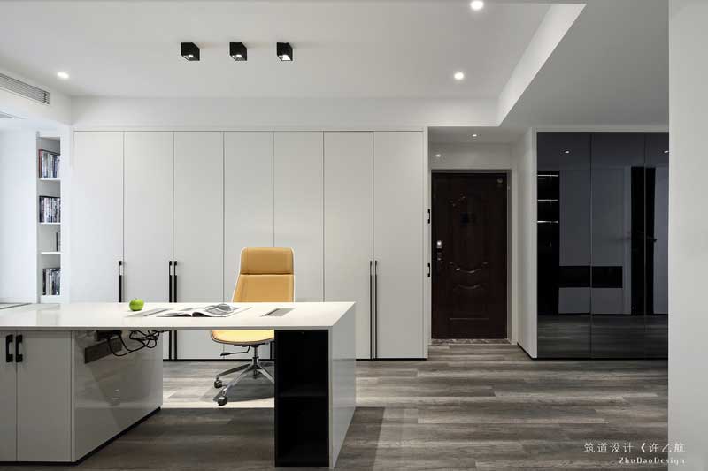 業主拍攝的入戶的右邊靠墻做了一整面柜子,增大了收納空間,平時模特衣服都放在里面。 業主拍攝的入戶的右邊靠墻做了一整面柜子,增大了收納空間,平時模特衣服都放在里面。