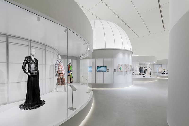 深圳南山區(qū)服裝展廳裝修設(shè)計大區(qū)