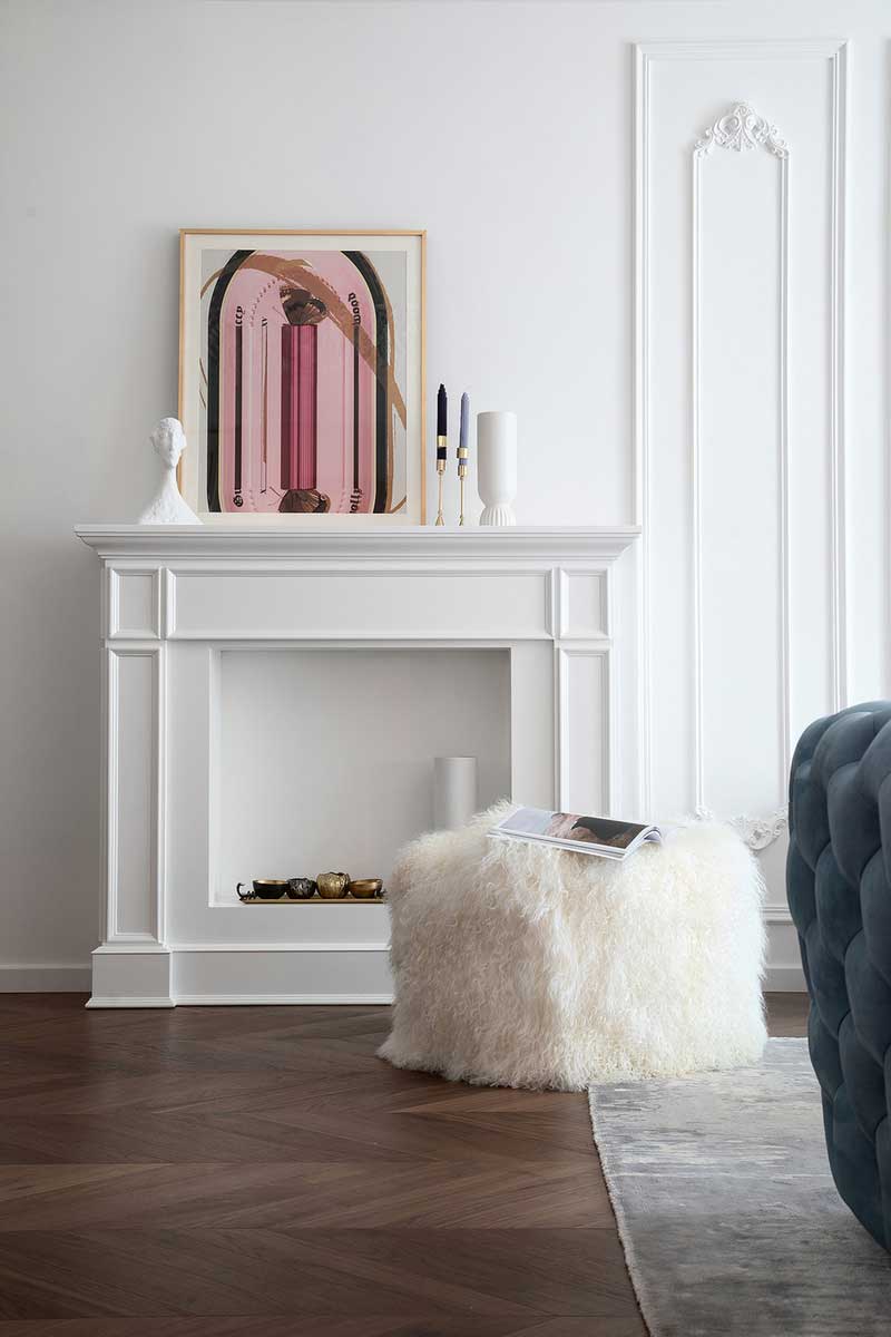 陳設的三兩組軟裝使空間靈動而優(yōu)雅，隨性打開的書本恰好點亮了室內(nèi)的文藝氛圍。仿佛還原了與家人聊天、品茶、閱讀的生活情境，在空間藝術韻律的熏陶下，演繹極具個性的法式輕奢風情。