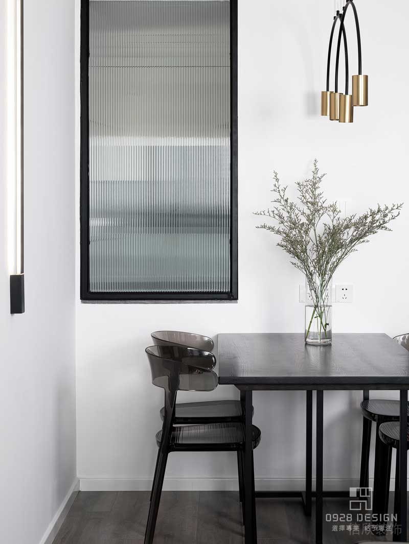 餐廳與廚房墻面用了長虹玻璃,增加裝飾感的同時采光效果也可以得到一定的提升。 餐廳與廚房墻面用了長虹玻璃,增加裝飾感的同時采光效果也可以得到一定的提升。