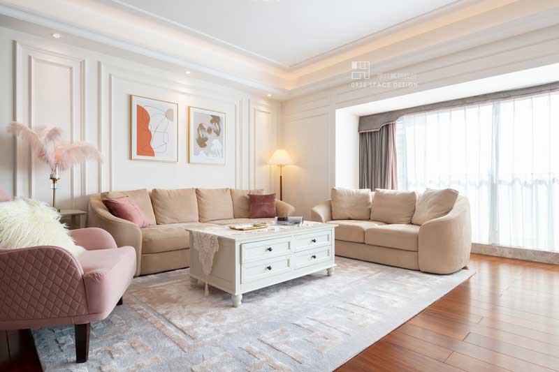 墻面的掛畫(huà)與整體色調(diào)搭配,相得益彰。 墻面的掛畫(huà)與整體色調(diào)搭配,相得益彰。