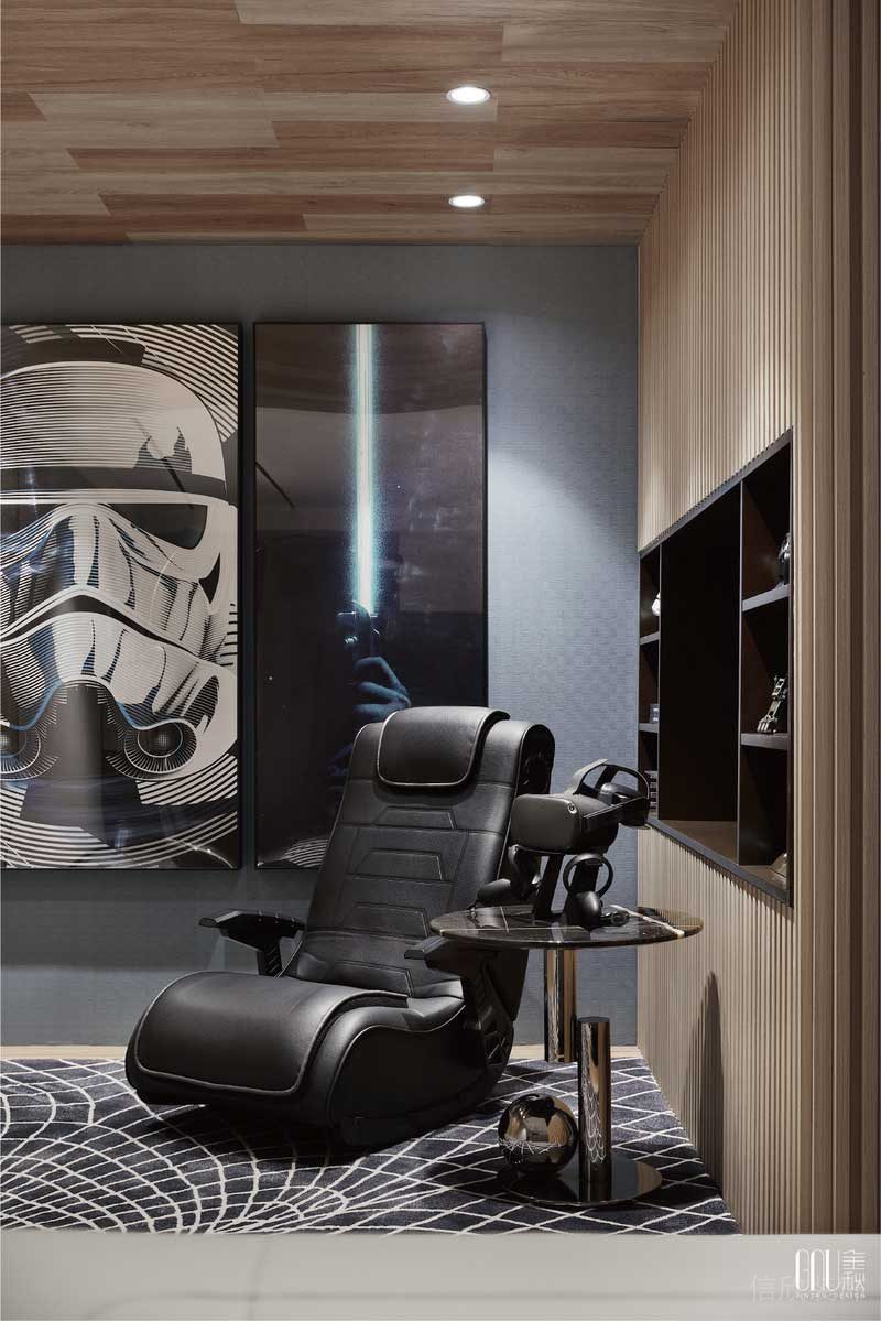 影音室裝修黑色的皮衣沙發(fā)，木紋的天花吊頂