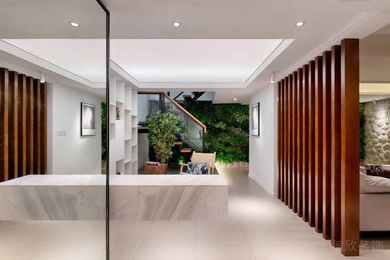 深圳羅湖現(xiàn)代北歐風(fēng)家庭住宅舊房翻新裝修休閑閱讀區(qū)原木格柵