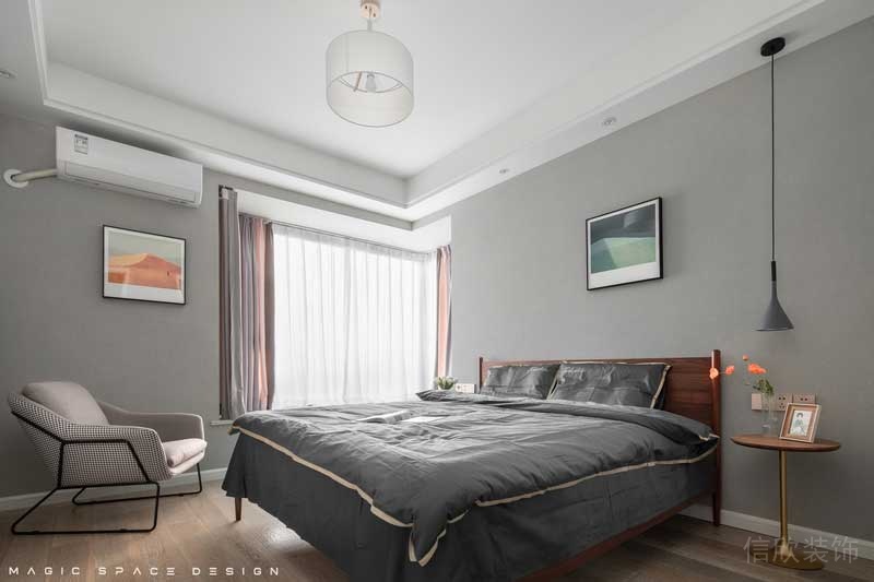 大面積的南向飄窗帶來(lái)豐富的日光，淺灰色的墻面和地面木質(zhì)結(jié)構(gòu)起到了平衡和過(guò)渡室外景觀的作用。