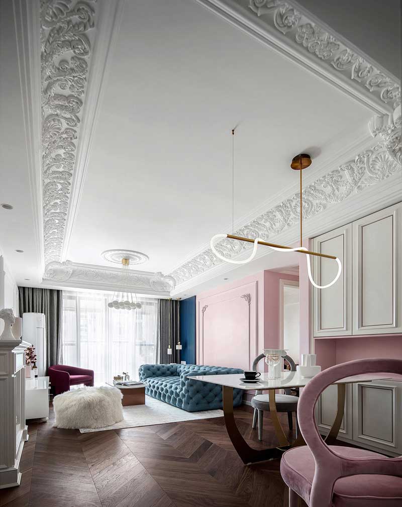 巖板餐桌在幾何纏繞式吊燈的照射下，更顯輕奢的高級質(zhì)感，搭配鏤空造型的天鵝絨餐椅，使得室內(nèi)剛中帶柔，恰到好處。