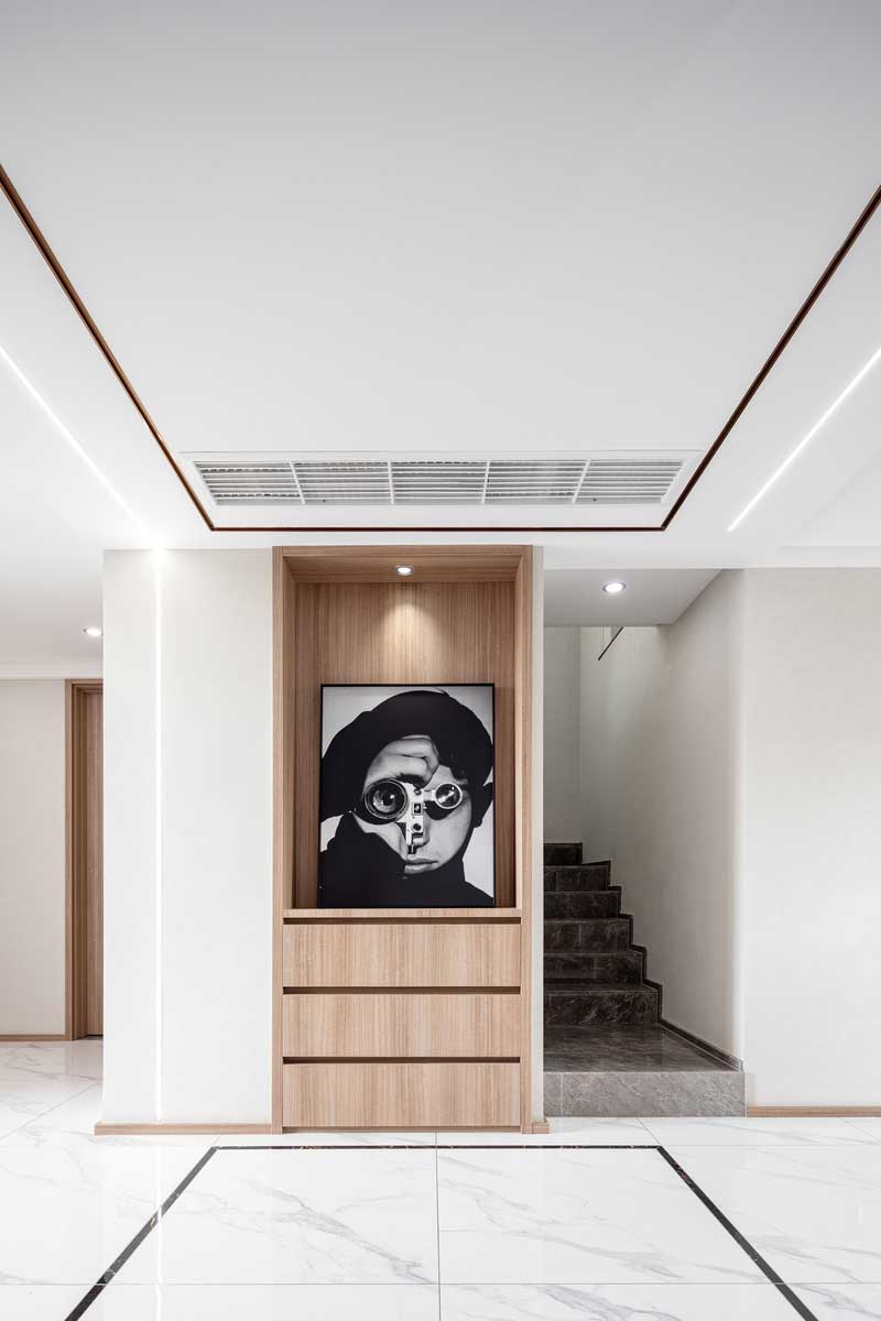 深圳羅湖區(qū)現(xiàn)代輕奢風(fēng)家居裝修設(shè)計(jì)樓梯