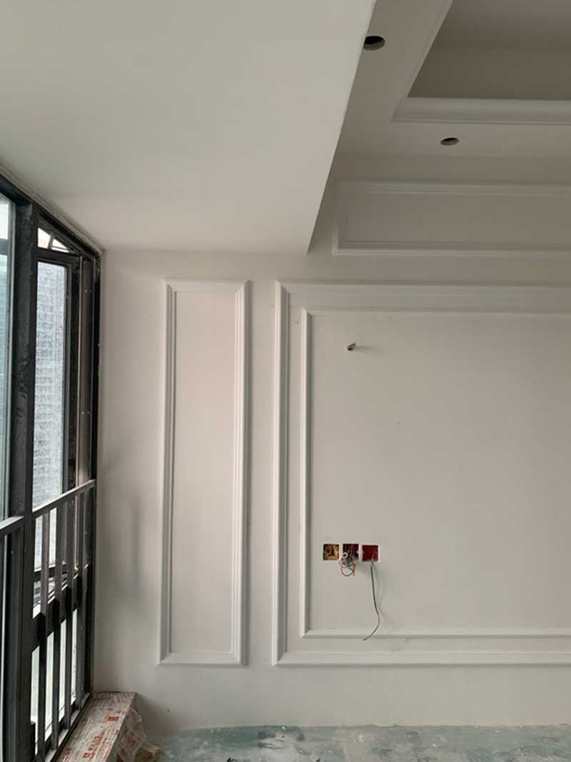 施工過(guò)程:石膏線(xiàn)安裝完成,拍攝時(shí)已經(jīng)墻面已經(jīng)打磨完成 施工過(guò)程:石膏線(xiàn)安裝完成,拍攝時(shí)已經(jīng)墻面已經(jīng)打磨完成