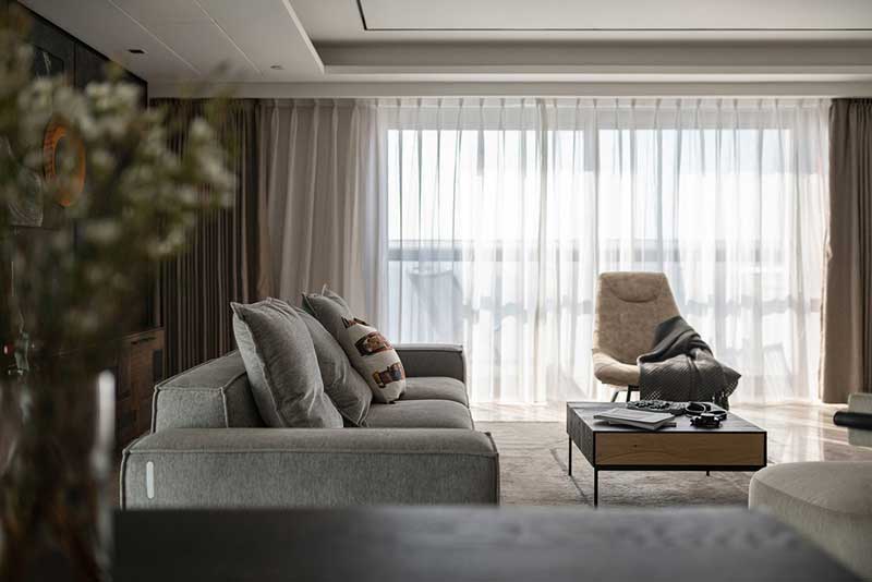 客廳選擇了較多質感柔軟、細膩的家具,給室內增添溫馨、舒適的感覺,同時,中和了冷硬的地面與背景墻,展現出工業風的獨特美感。 客廳選擇了較多質感柔軟、細膩的家具,給室內增添溫馨、舒適的感覺,同時,中和了冷硬的地面與背景墻,展現出工業風的獨特美感。