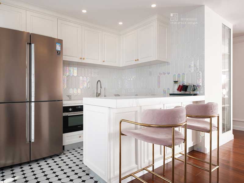 西廚地面材質(zhì)選擇上與中廚一致,黑白拼花的小格子。墻面的材質(zhì)選擇上選擇更加有藝術(shù)性的羽毛磚,白色與鐳射面拼色,摩登感滿(mǎn)滿(mǎn)。 西廚地面材質(zhì)選擇上與中廚一致,黑白拼花的小格子。墻面的材質(zhì)選擇上選擇更加有藝術(shù)性的羽毛磚,白色與鐳射面拼色,摩登感滿(mǎn)滿(mǎn)。