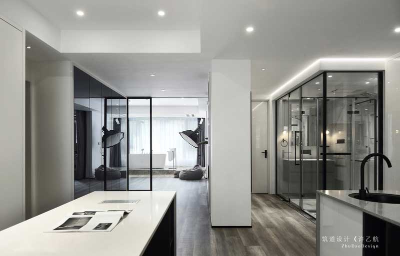 在空間分割上利用鐵藝與玻璃,使空間開敞明亮。 在空間分割上利用鐵藝與玻璃,使空間開敞明亮。