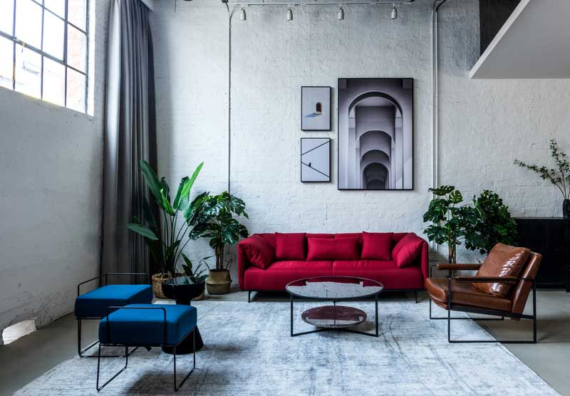 工業(yè)風客廳裝修紅色布藝沙發(fā)