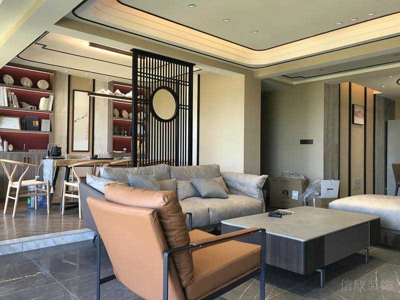 深圳市羅湖區(qū)新中式家庭住房舊房改造客廳軟裝陳設(shè)完工實(shí)景圖