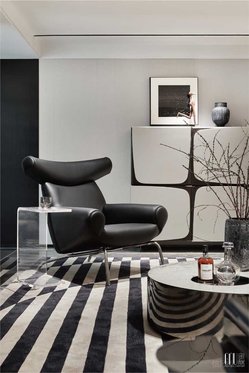 挖掘生活的趣味是，讓一寸空間都發(fā)揮最大的價值，因此人的情感、活動在這里有了時間與空間的交疊，方寸之間，天地闊然。