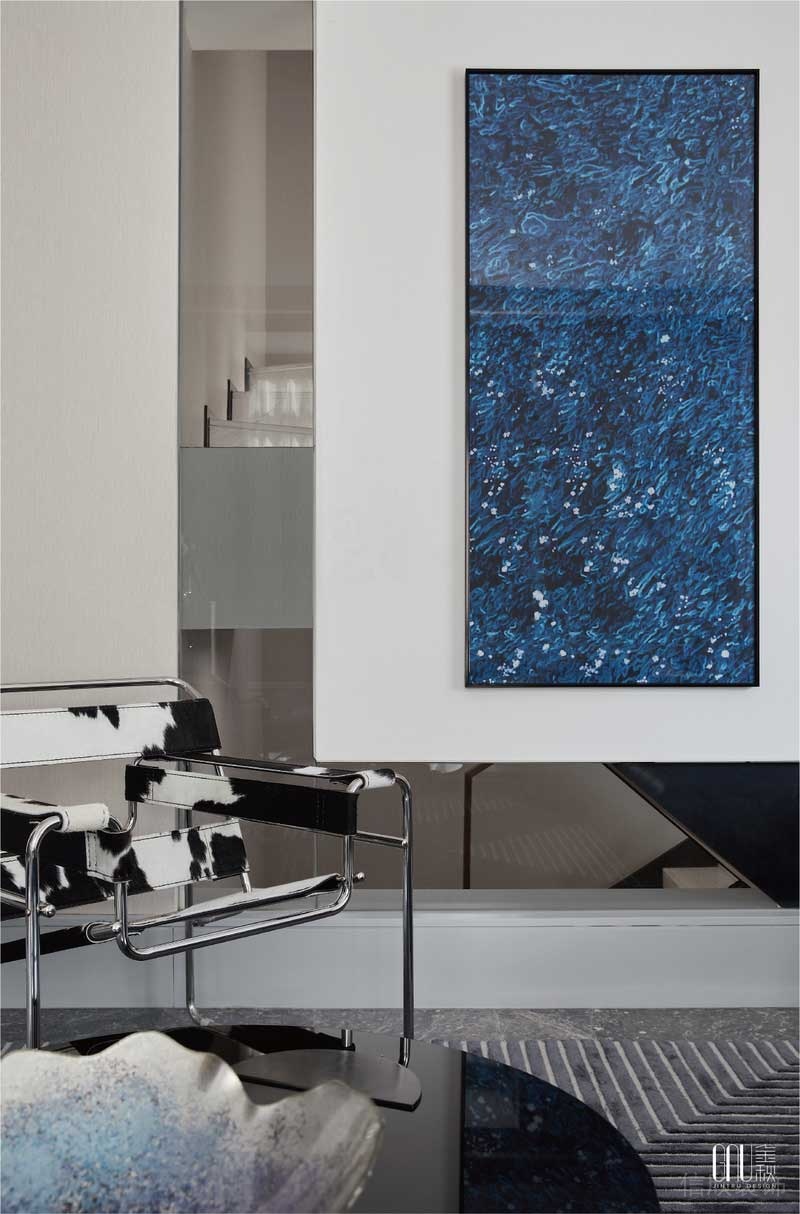 客廳裝修墻面藍色的抽象畫