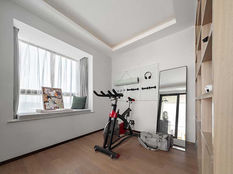 △六層 健身房2020年一場突如其來的疫情,打亂了很多人的生活,也讓人們重新審視環境與健康的價值,對“健康人居”亦有了新的思考。在這樣的背景下,六層屋頂的健身房和大露臺變得格外具有吸引力。健身房滿足居家健身的需求。大露臺擺上戶外餐臺餐椅、休閑座椅,種上爛漫的花花草草,便擁有了四季芬芳的私家小花園。無論是禮遇暖陽,休閑閱讀,觀花賞景,亦或在周末與家人朋友相聚于浪漫星空下,來一場天臺音樂燒烤趴……居于此致美江海之畔,足不出戶便可暢享休閑度假的無限樂趣。 △六層 健身房2020年一場突如其來的疫情,打亂了很多人的生活,也讓人們重新審視環境與健康的價值,對“健康人居”亦有了新的思考。在這樣的背景下,六層屋頂的健身房和大露臺變得格外具有吸引力。健身房滿足居家健身的需求。大露臺擺上戶外餐臺餐椅、休閑座椅,種上爛漫的花花草草,便擁有了四季芬芳的私家小花園。無論是禮遇暖陽,休閑閱讀,觀花賞景,亦或在周末與家人朋友相聚于浪漫星空下,來一場天臺音樂燒烤趴……居于此致美江海之畔,足不出戶便可暢享休閑度假的無限樂趣。