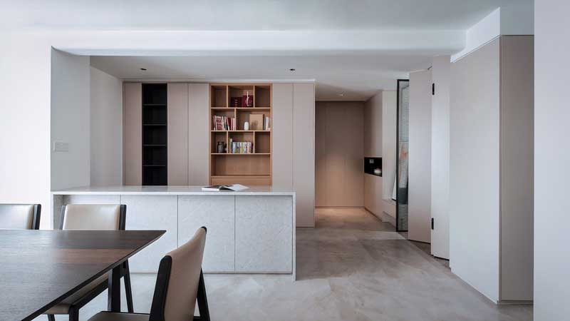 吧臺與現代簡約的櫥柜相碰撞 用設計將愜意與實用完美保留 在此處 戚戚歇歇烹食暢飲讓工作時的心境得以舒緩 吧臺與現代簡約的櫥柜相碰撞 用設計將愜意與實用完美保留 在此處 戚戚歇歇烹食暢飲讓工作時的心境得以舒緩