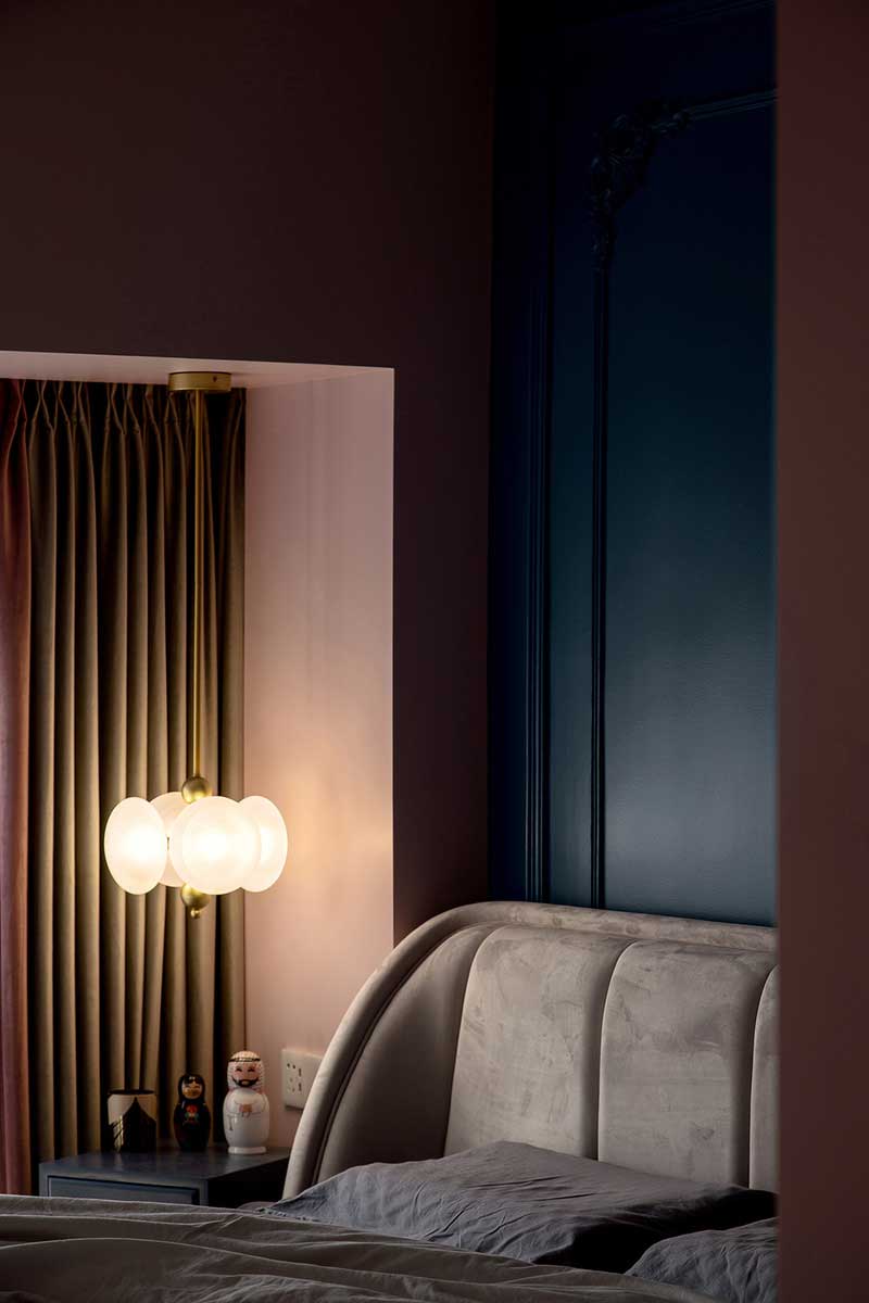 主臥特意打造了休息區(qū)+衣帽間+書房+衛(wèi)浴間的多功能套房形式，動線順暢自由，使用舒適便捷。